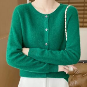 كارديغان الصوف النقي: أناقة دافئة لكل إمرأة عصرية