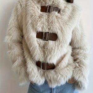 دفء وشياكة لا تضاهى: جاكيتك الشتوي الفاخر