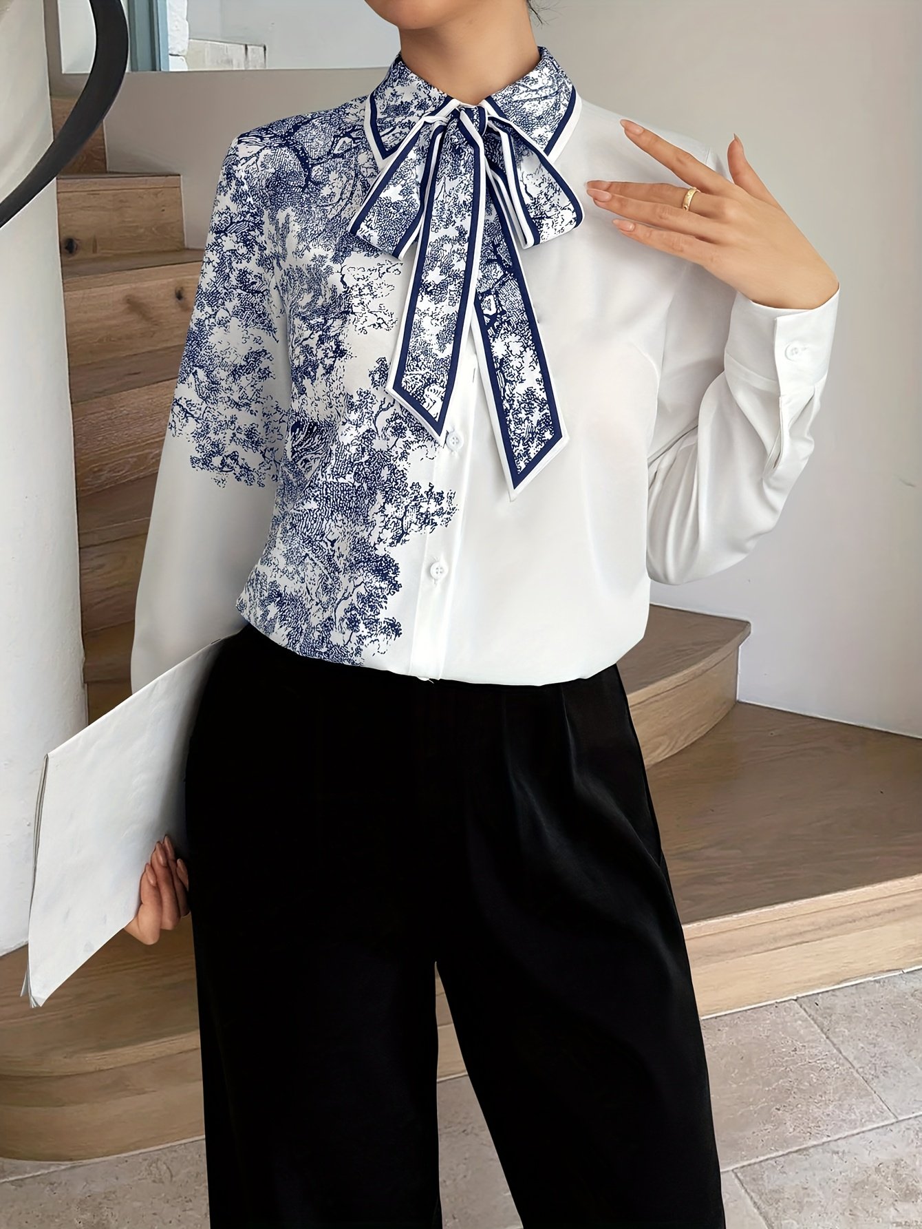 חולצת אלגנטיות קיצית: גזרה אופנתית עם נגיעה אמנותית – תמונה 4