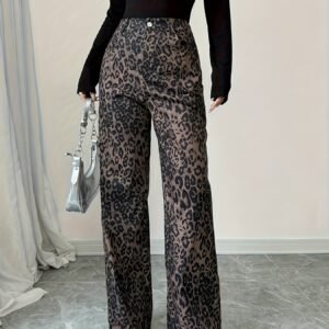 أطلقي أناقة اللبؤة بداخلك: بنطلون النمر بقصة مستقيمة