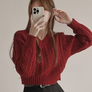 بلوفر V-Neck المريح: أناقة دافئة لكل إطلالة