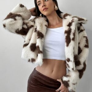 אלגנטיות חורפית חמה: מעיל נמר יוקרתי עם פרווה מלאכותית