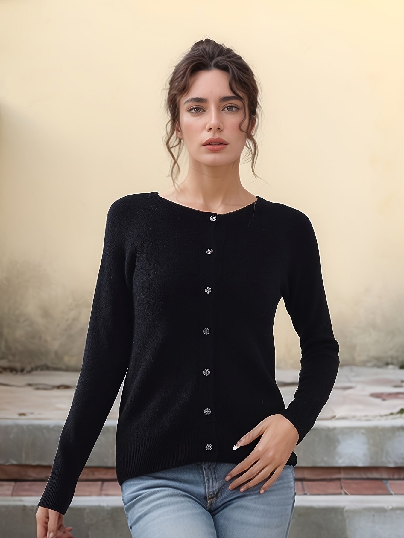 لمسة دفء فاخرة: كارديغان الصوف الأسود الأنيق - الصورة 5