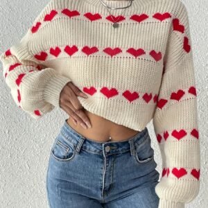 قلبكِ ينبض بالموضة: سويتر قصير بتصميم ساحر