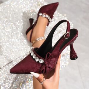 جديد الصيف: صندل الكعب الخنجري لإطلالة تخطف الأنفاس!