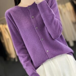 كارديجان الصوف الفاخر: دفء خفيف، أناقة متفردة.