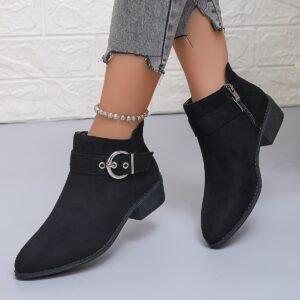 أناقة جريئة، راحة فائقة: حذاء الكاحل الأسود بتفاصيل مميزة