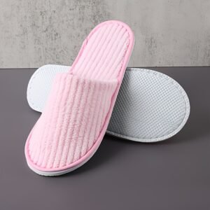 أناقة وراحة بلا حدود: شبشب الفرو الوردي الناعم لكِ!