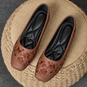 تألقي بلمسة فريدة: حذاء اللوفر المطرز لأناقة لا مثيل لها.