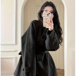 אלגנטיות חורף 2025: מעיל המשלב חום ויוקרה בטאץ' עכשווי!