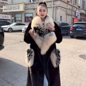 معطف الفرو الصناعي الفاخر: دفء وأناقة بلا حدود