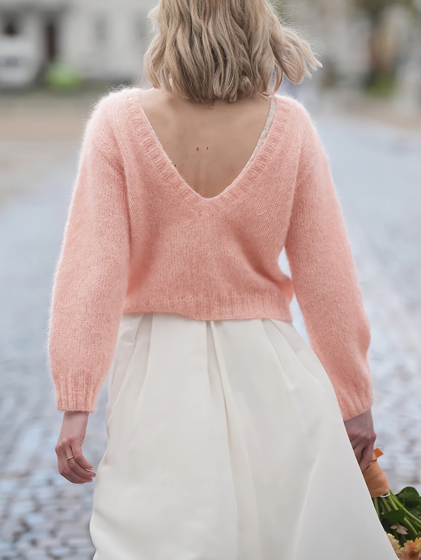 קסם החורף הוורוד: סוודר קצר אלגנטי עם צווארון וי עמוק – תמונה 2