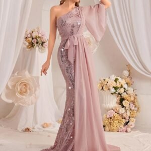 زهرة الأناقة المتلألئة: فستان سهرة يخطف الأنفاس