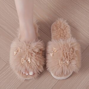 دلال منزلي: شبشب الفرو الأنيق بفيونكة ساحرة