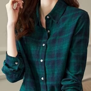 إطلالة متجددة بكل أناقة: قميص المربعات الكلاسيكي