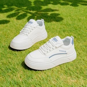 حذاء البلاتفورم العصري: أناقة بيضاء مريحة لكل خطوة!