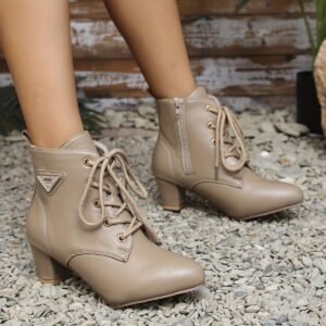 أناقة الشتاء على خطاكِ: بوت الكاحل البيج المثالي!