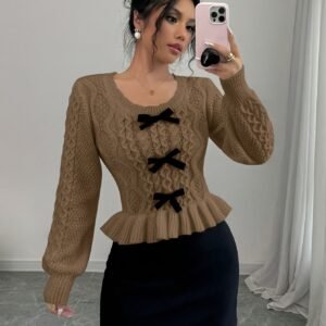 تألقي بلمسة الأناقة: سترة الشتاء بالفيونكة الجذابة