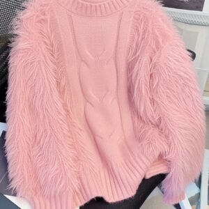 دفء وأناقة: بلوفر وردي مزين بالقطيفة لمظهر لا يُنسى