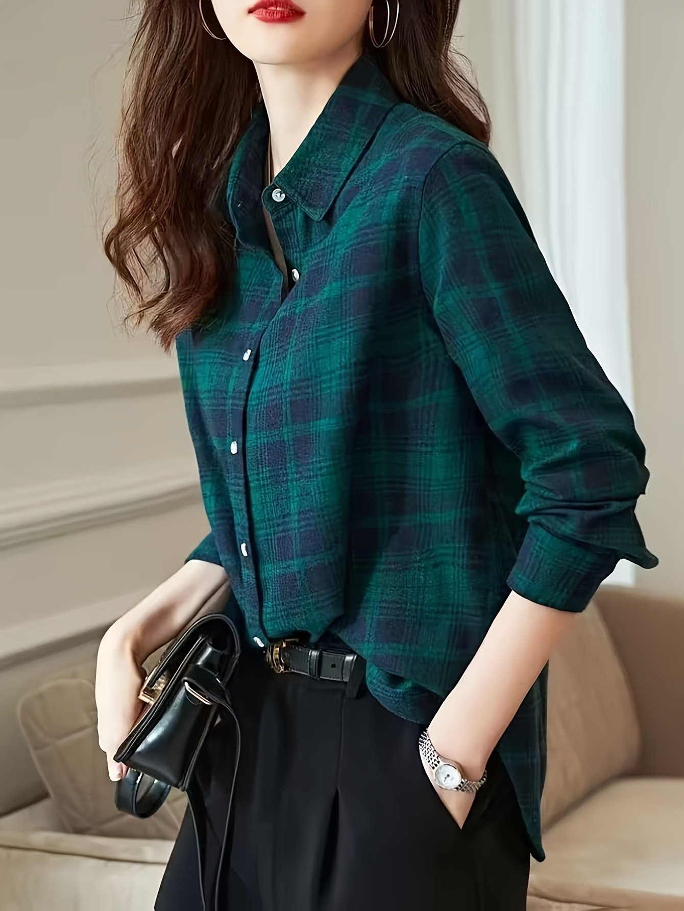 מראה מתחדש באלגנטיות מושלמת: חולצת המשבצות הקלאסית – תמונה 5