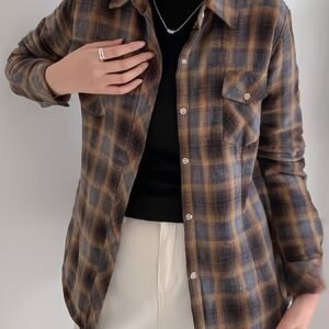 دفء وأناقة لا تضاهى: قميص الكاروهات المبطّن لمواسم البرد!