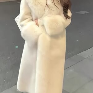 جاكيت الأناقة المخملية: دفء الشتاء بلمسة فاخرة