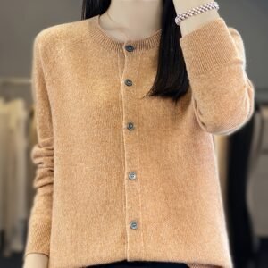 دفء الصوف الخالص: كارديجان نسائي فاخر لمواسم الأناقة