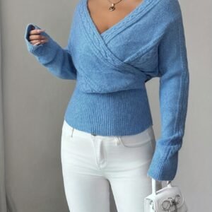 دفء أنيق يرافقك: كنزة الخريف والشتاء المثالية