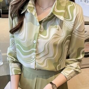 أناقة بلا حدود: قميص فضفاض بنقوش هندسية خضراء وزرقاء