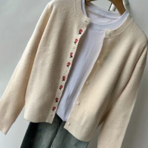 دفء الأناقة العتيقة: كارديغان الأعياد المطرز