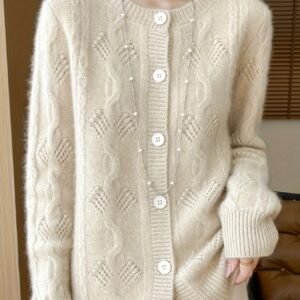 أناقة الدفء: كارديجان الصوف الفاخر لمواسم البرد