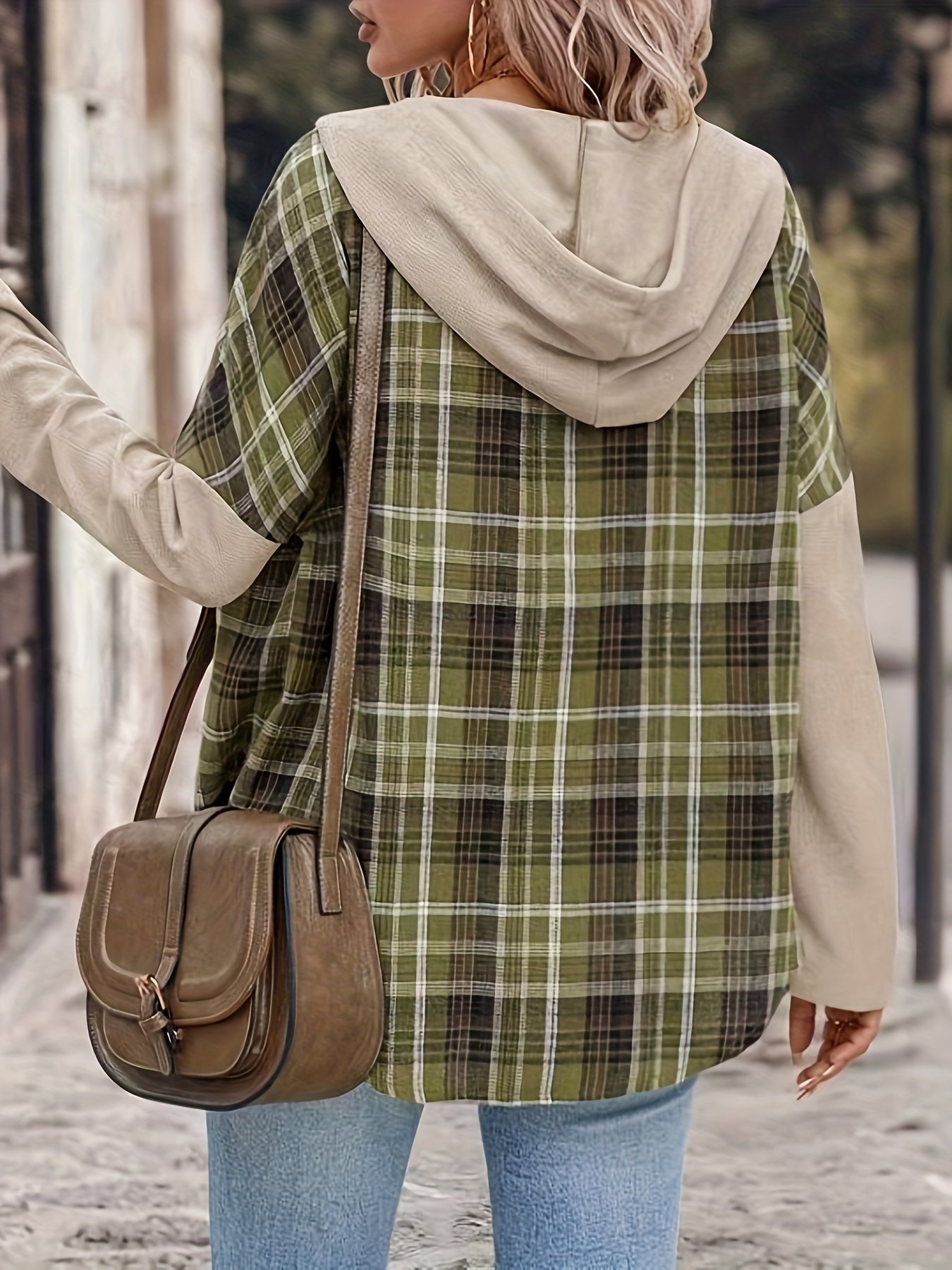 אלגנטיות סתיו וחורף: קרדיגן משובץ עם קפוצ'ון – תמונה 2