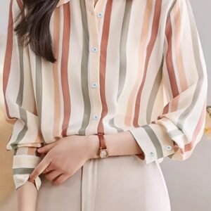 تألقي بأناقة عصرية: قميص مخطط بأكمام طويلة