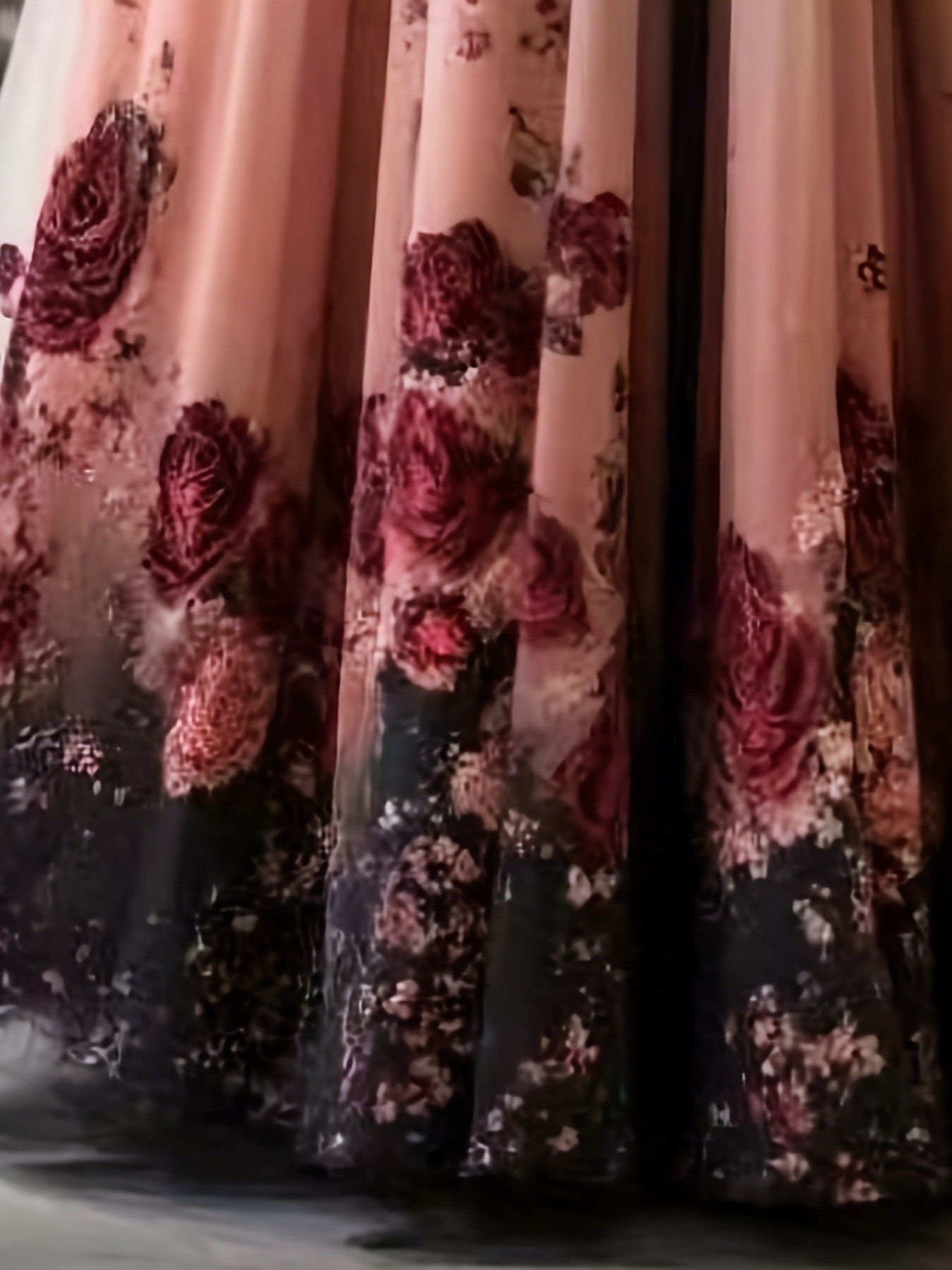 זוהרת בכל אירוע: חצאית מקסי עם הדפסי פרחים ופרטי רשת קסומים – תמונה 3