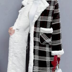 دفء وفخامة: معطف المربعات الشتوي الأنيق