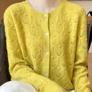 لمسة دفء وأناقة لا تضاهى: كارديغان الصوف الفاخر