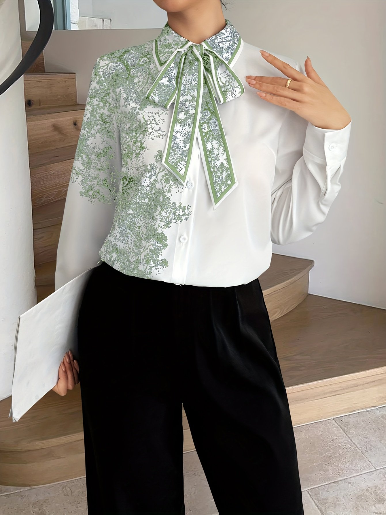 חולצת אלגנטיות קיצית: גזרה אופנתית עם נגיעה אמנותית