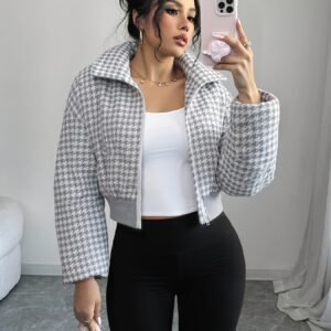 تألقي بدفء: جاكيت الشتاء القصير بنقشة الكاروهات