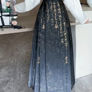 أناقة لا تعرف الزمن: تنورة بخصر عالٍ وقصة ساحرة.