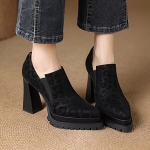 سحر الأناقة والجاذبية: حذاء الكعب العالي المدبب