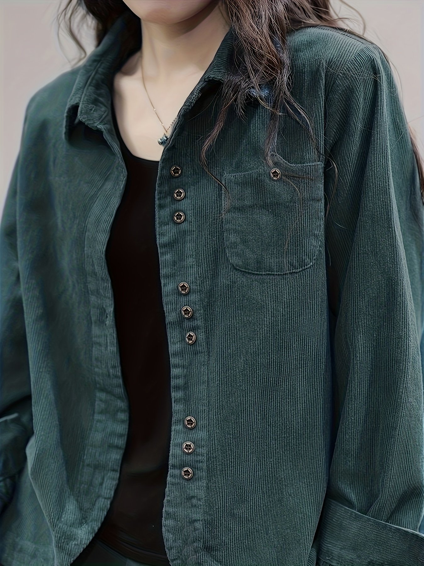 אלגנטיות סתווית חמה: חולצת קורדרוי אמנותית בעיצוב ייחודי! – תמונה 2