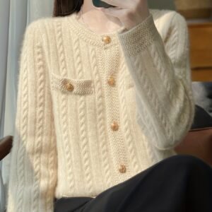 دفء راقٍ وأناقة خالدة: جاكيت الصوف الفاخر لمواسم البرد