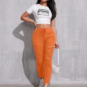 الجينز الأخضر الممزق: إطلالة جريئة وعصرية!