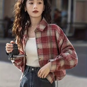 أناقة الزمن الجميل: جاكيت القميص الكاروهات الأحمر بتصميمه الفريد