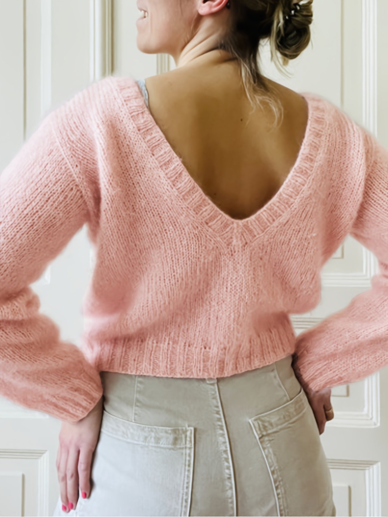 קסם החורף הוורוד: סוודר קצר אלגנטי עם צווארון וי עמוק