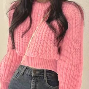 بلوفر الأنوثة الدافئ: أناقة الخريف والشتاء بين يديكِ!