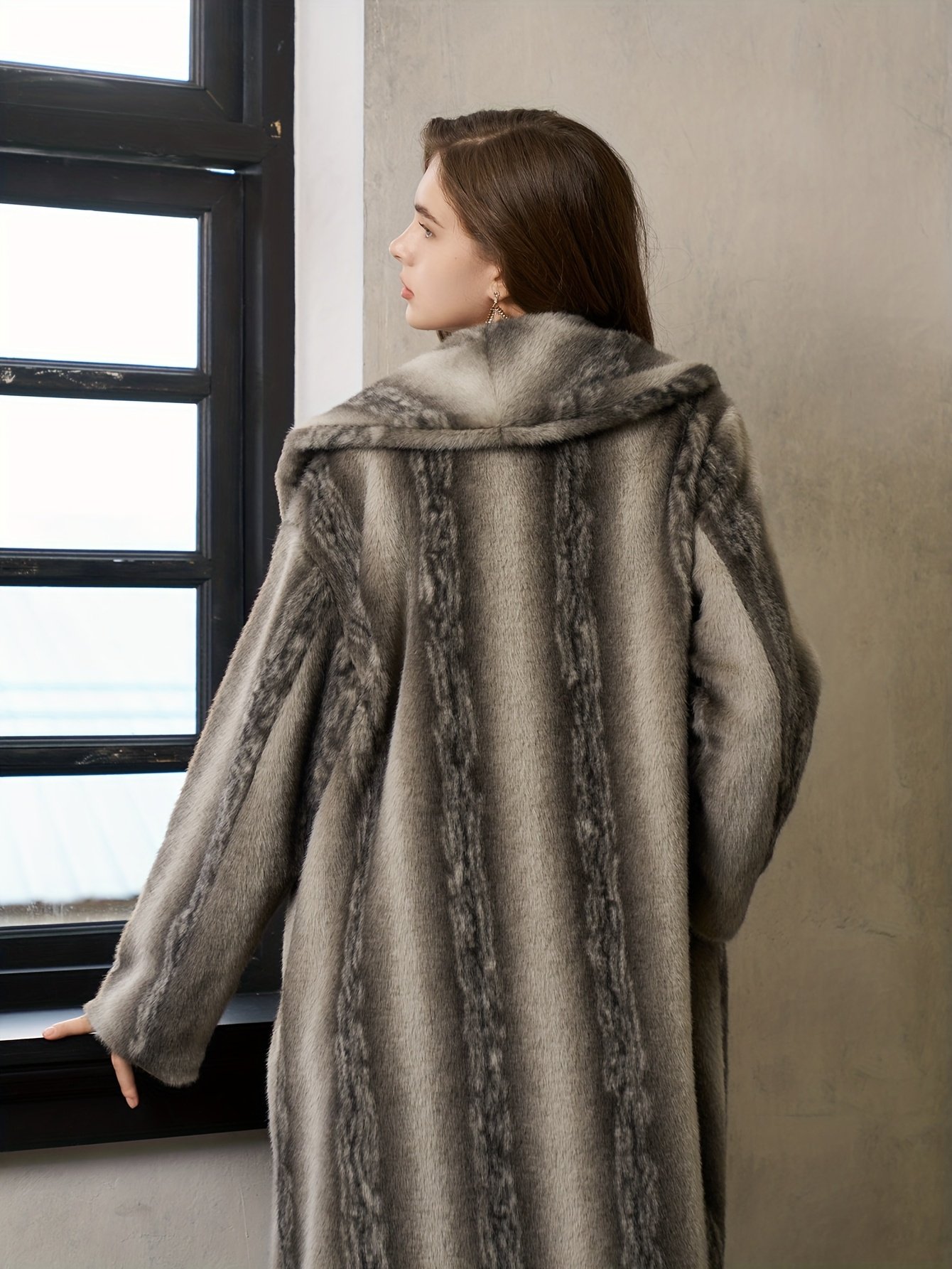 تألقي بدفء: معطف الفرو الصناعي الواسع بتصميم الكتل اللونية الساحر - الصورة 2