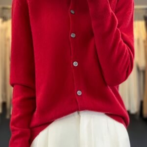 كارديغان الصوف النقي: لمسة دافئة من الرقي
