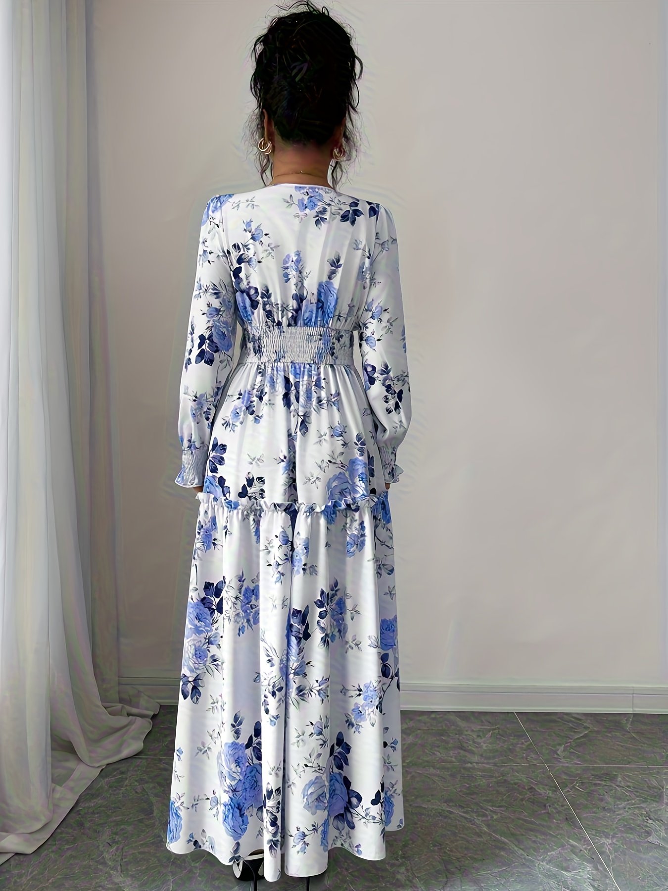 فستان الأنوثة الطاغية بكم الفانوس وقصة الـV - الصورة 2