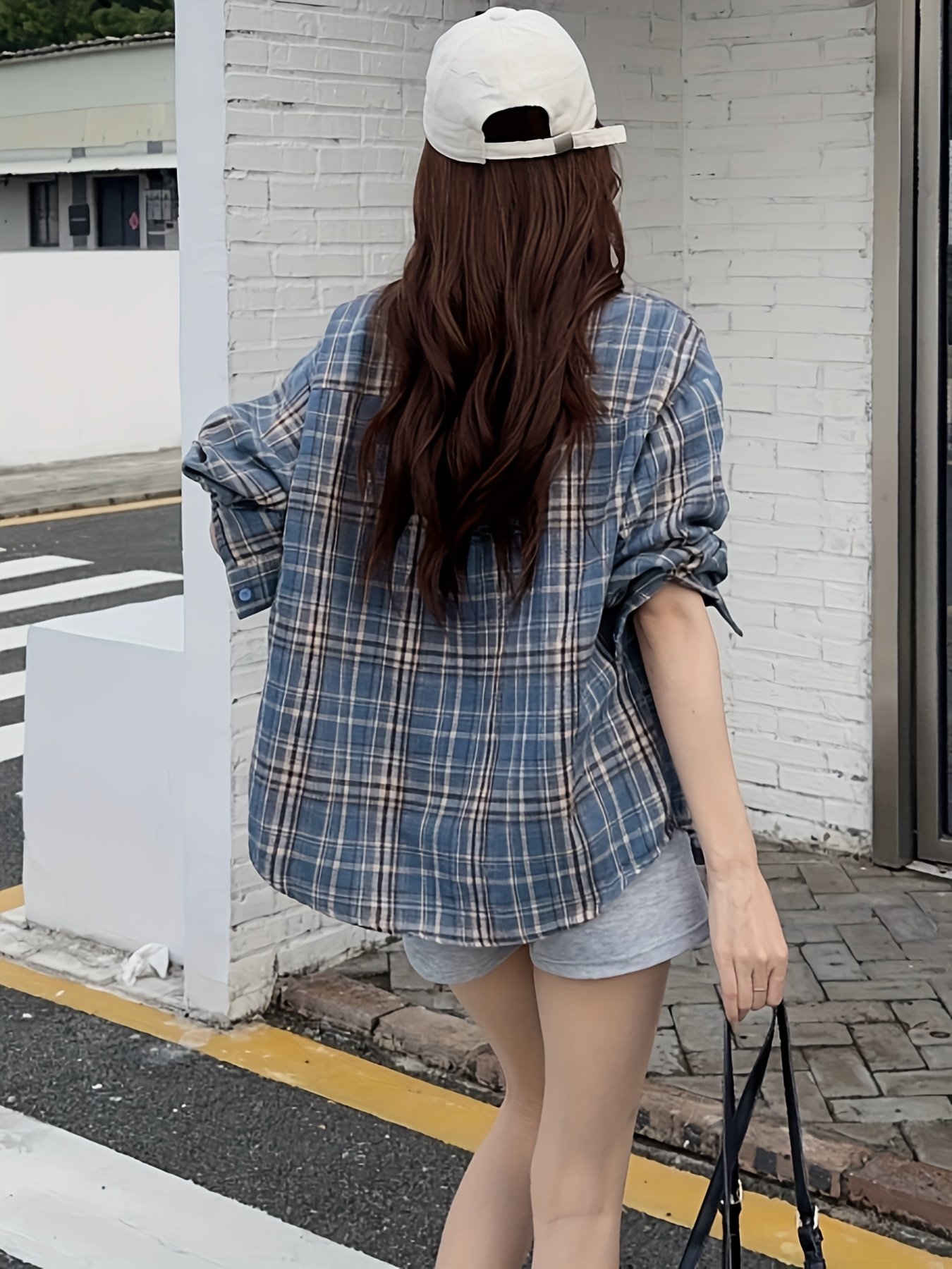 قميص الكاروهات الساحر: أناقة عصرية بلمسة دافئة! - الصورة 2